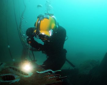 110624-N-XD935-040
VALPARAISO, Chile (June 24, 2011) Navy Diver 2nd Class Ryan Arnold, assigned to Mobile Diving and Salvage Unit (MDSU) 2, welds a patch onto an underwater structure during a subject matter exchange with Chilean divers. MDSU-2 is participating in Navy Diver-Southern Partnership Station, a multinational partnership engagement designed to increase interoperability and partner nation capacity through diving operations. (U.S. Navy photo by Mass Communication Specialist 1st Class Jayme Pastoric/Released)